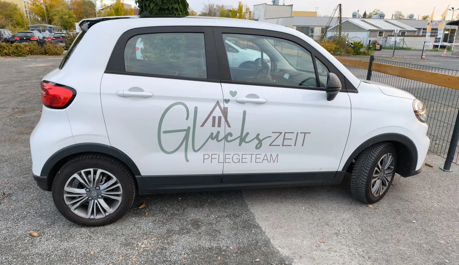 Weißer Leapmotor T03 mit dem Schriftzug Glückszeit Pflegeteam, von der Seite