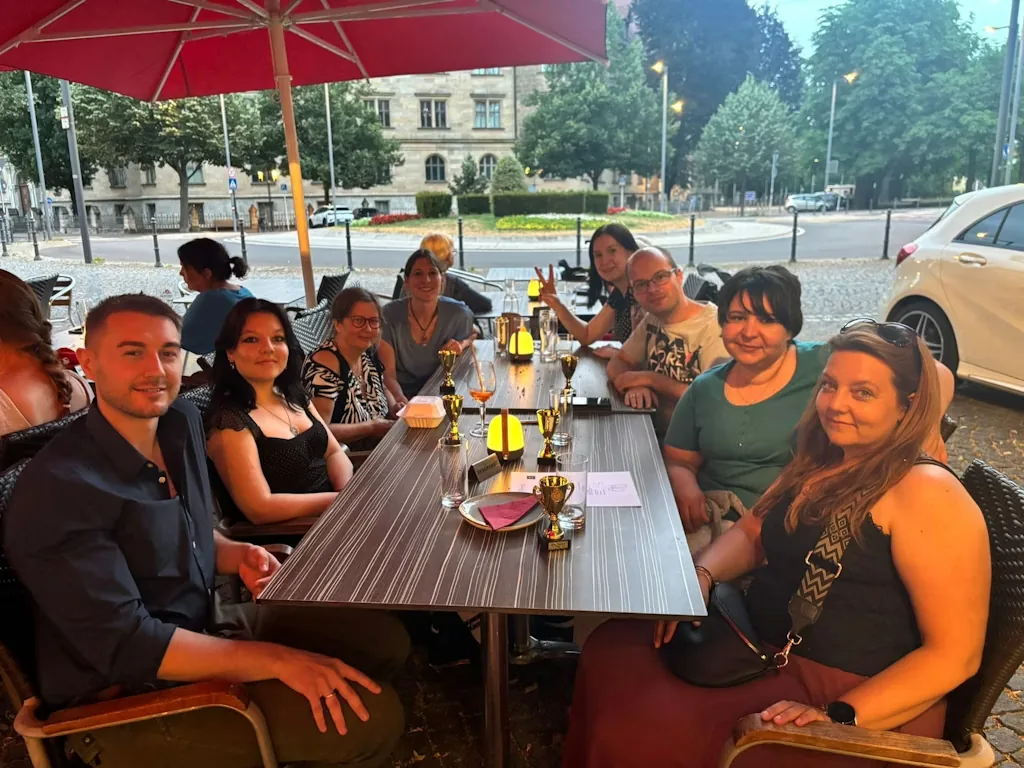 Das Glückszeit-Team beim gemeinsamen Abendessen im Freien