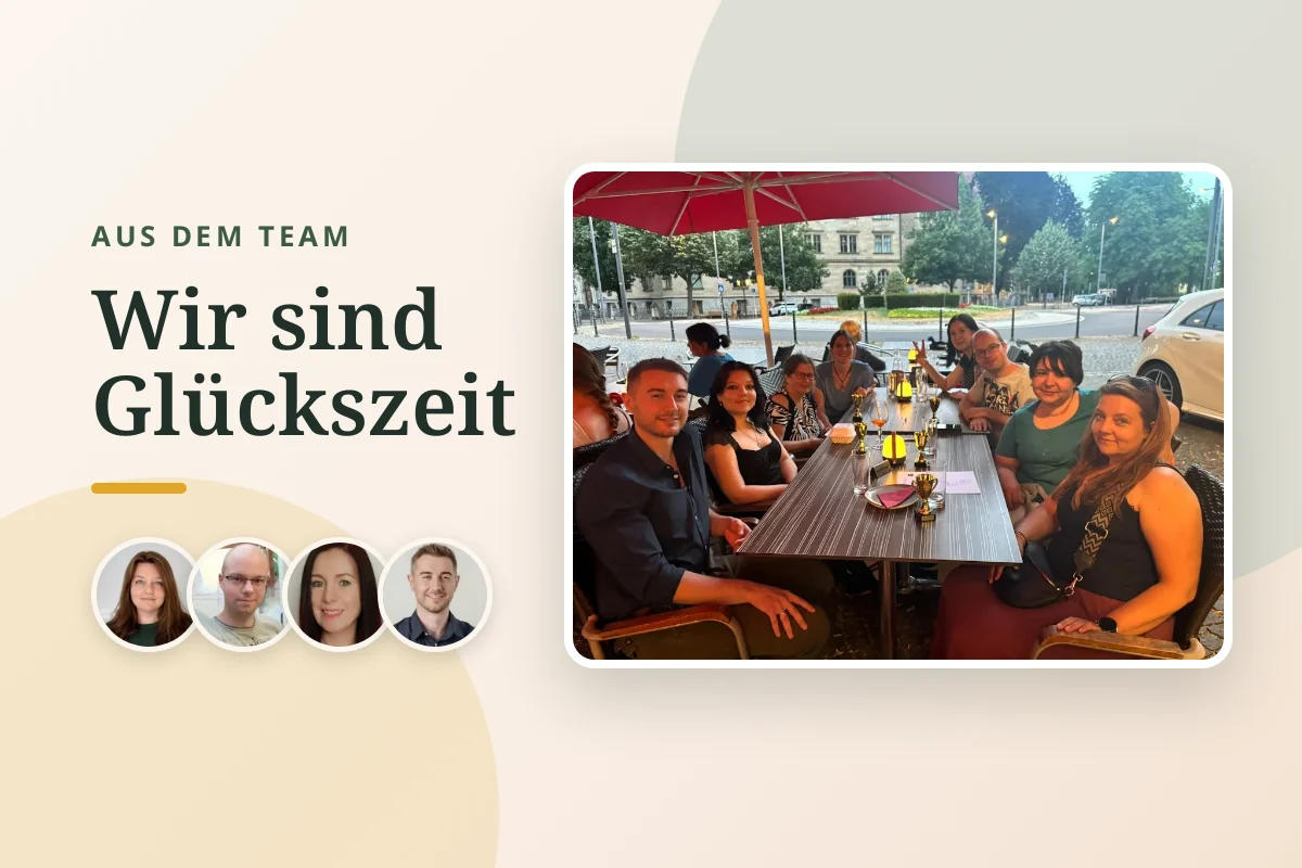 Grafik „Aus dem Team: Wir sind Glückszeit“: Foto des Teams an einem langen Tisch im Freien unter roten Sonnenschirmen, daneben vier runde Porträts